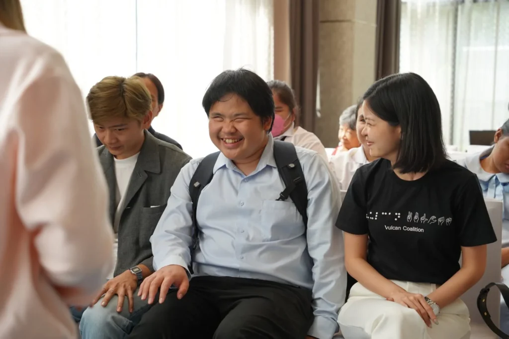 บรรยากาศผู้เข้าร่วมงาน Dots to Dreams Project นั่งพูดคุยและแลกเปลี่ยนความคิดเห็นระหว่างกิจกรรม