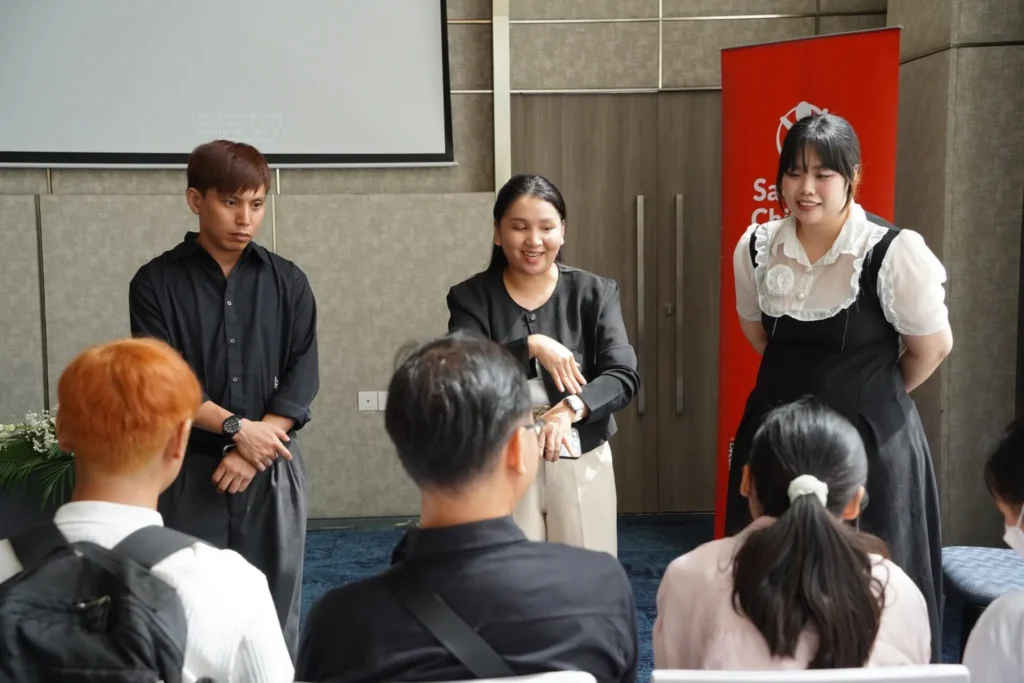 ผู้เข้าร่วมกิจกรรมร่วมแลกเปลี่ยนและสะท้อนความคิดเห็นในช่วงเวิร์กช็อป เพื่อออกแบบแนวทางสนับสนุนเยาวชนพิการทางการเห็นอย่างเข้าใจและเป็นรูปธรรม
