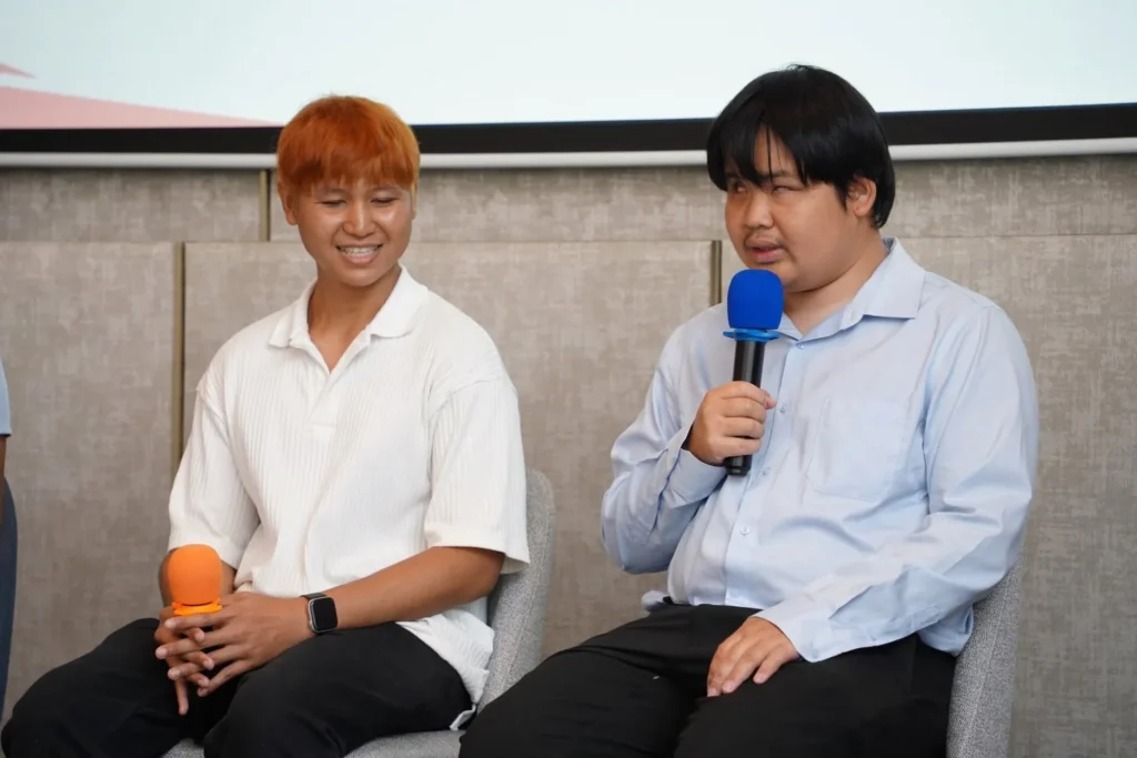 ตัวแทนเยาวชนพิการทางการเห็นร่วมแลกเปลี่ยนประสบการณ์บนเวทีเสวนา ถ่ายทอดมุมมอง ความท้าทาย และความหวังต่อเส้นทางการเรียนรู้และการทำงานในอนาคต